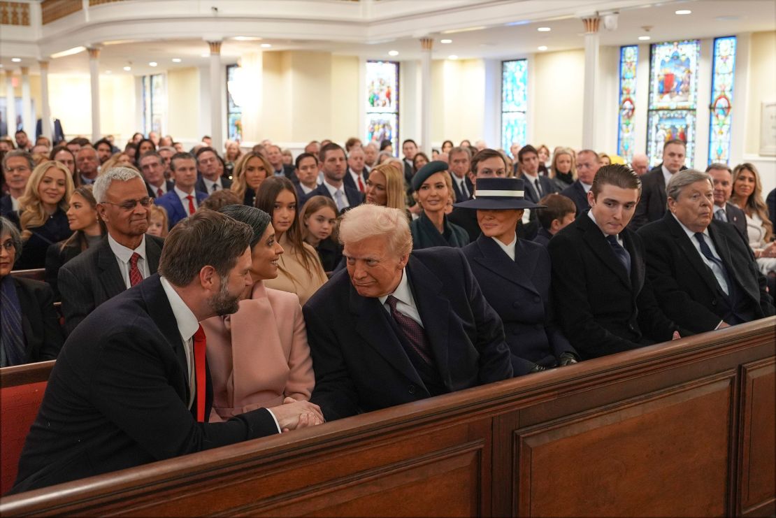 Trump saluda al vicepresidente electo JD Vance antes de un servicio en la Iglesia de San Juan en Washington el lunes.