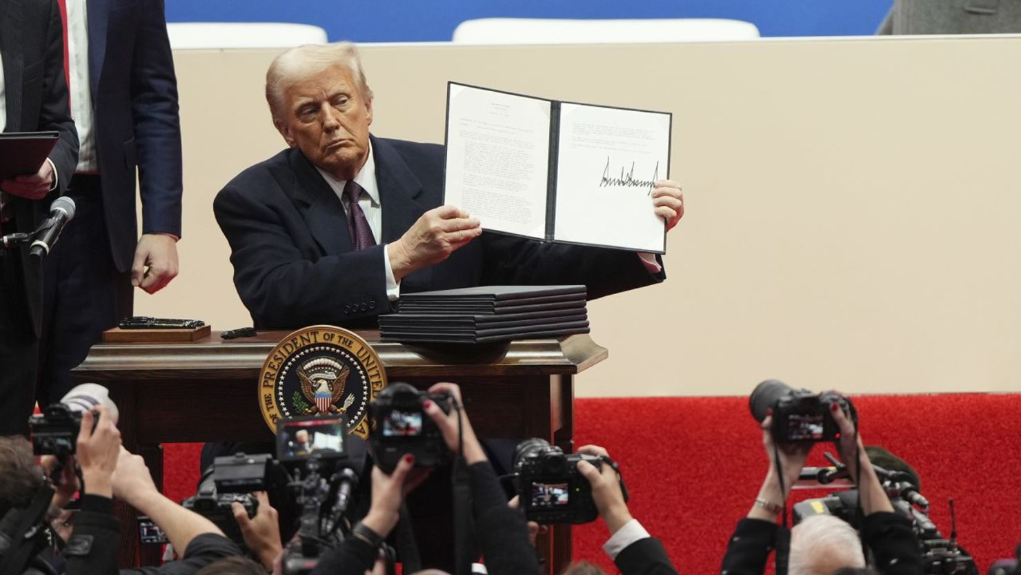 Trump firma mandato sobre regreso a las oficinas para empleados gubernamentales.