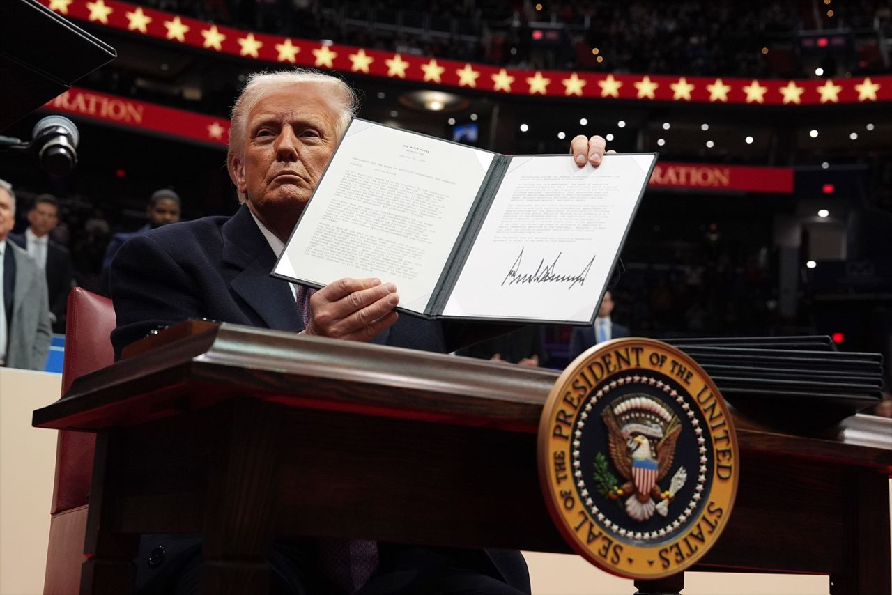 Başkan Donald Trump, Pazartesi günü Capital One Arena'da düzenlenen Başkanlık Yemin Töreni geçit törenine katılırken bir başkanlık emri imzalıyor.