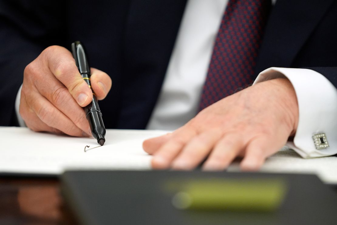 Trump assina ordens executivas no escritório oval da Casa Branca em 20 de janeiro.