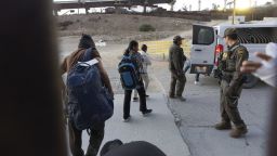 Migrantes se dirigem a uma van da Patrulha de Fronteira depois de cruzar ilegalmente e esperar para solicitar asilo entre dois muros de fronteira que separam o México e os Estados Unidos, na terça-feira, 21 de janeiro de 2025, em San Diego. (Foto AP / Gregory Bull)