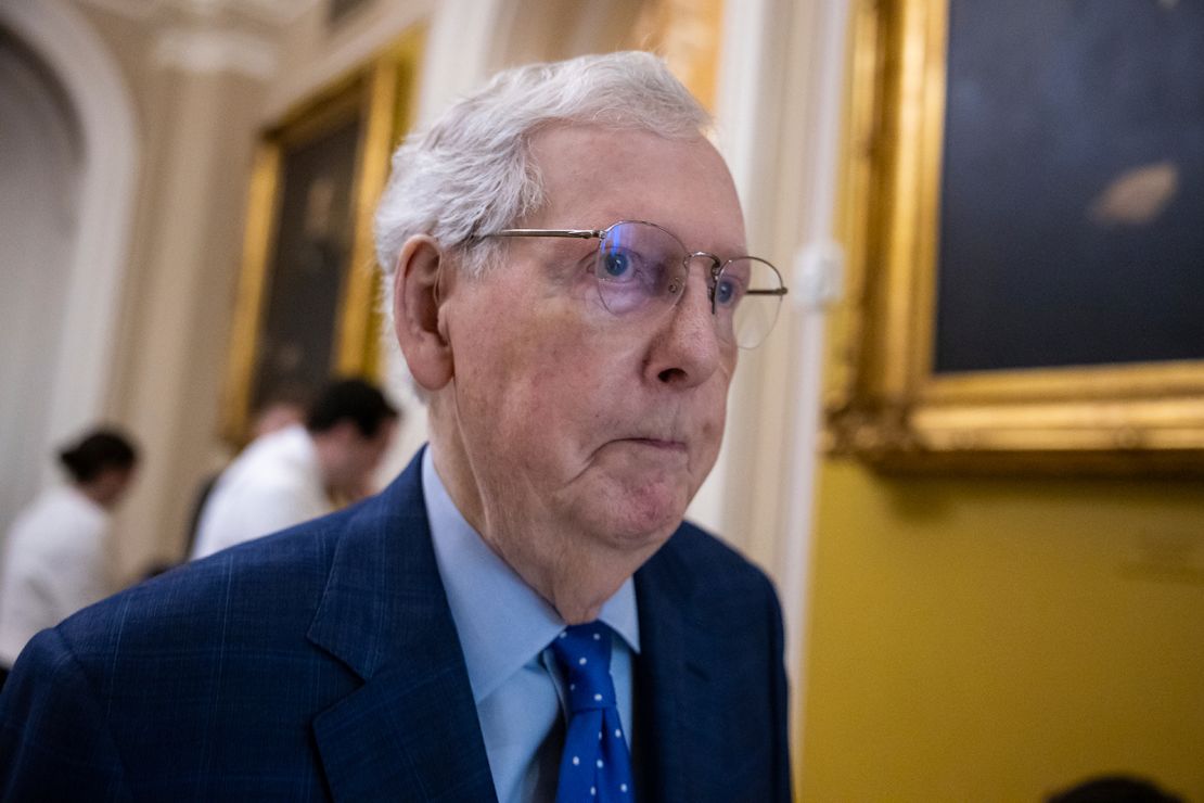 O senador Mitch McConnell chega para um almoço da Conferência Republicana do Senado no Capitólio em 24 de janeiro.