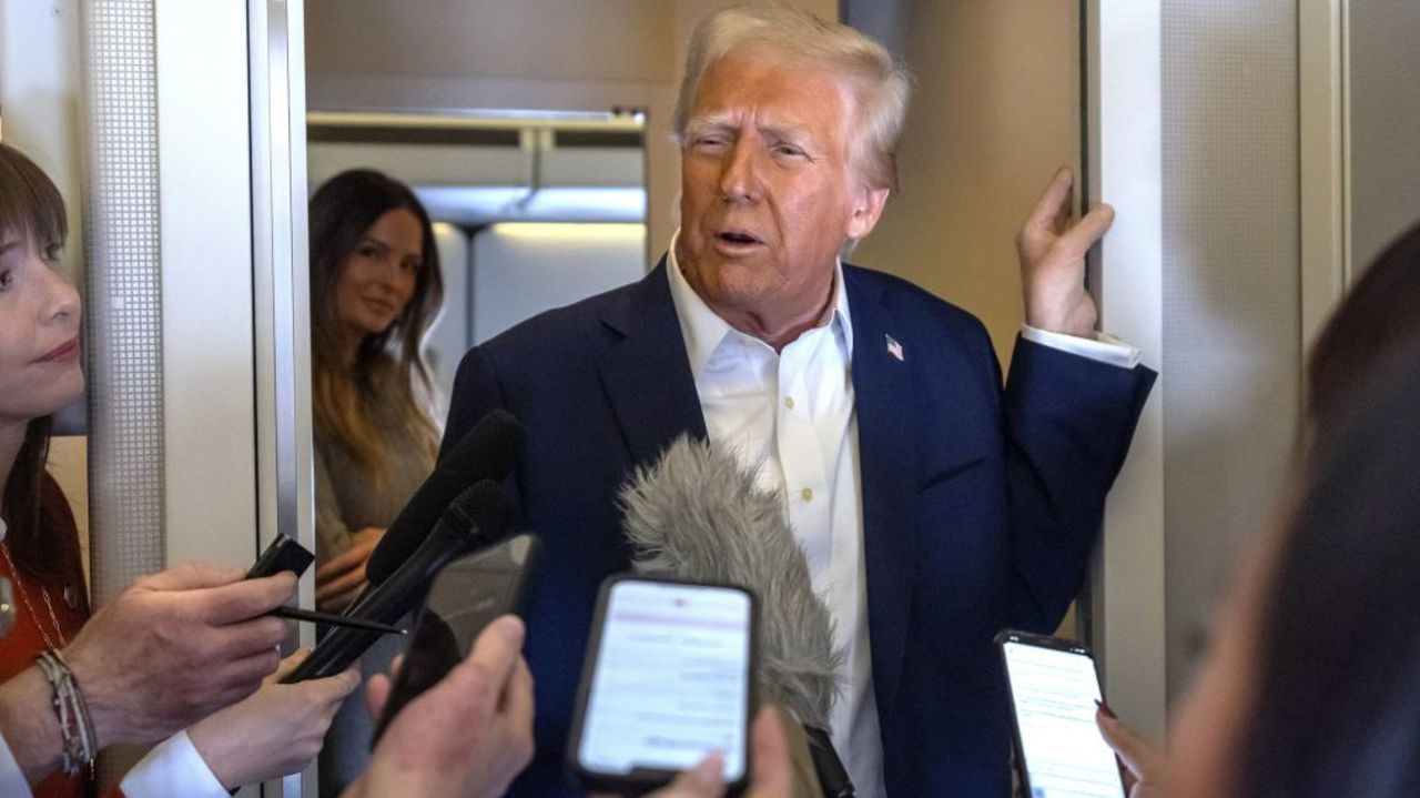 El presidente de EE.UU., Donald Trump, habla con los periodistas a bordo del Air Force One mientras viaja de Las Vegas a Miami el sábado.