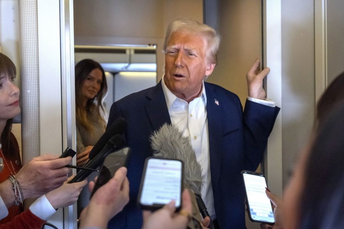 El presidente de EE.UU., Donald Trump, habla con los periodistas a bordo del Air Force One mientras viaja de Las Vegas a Miami el sábado.