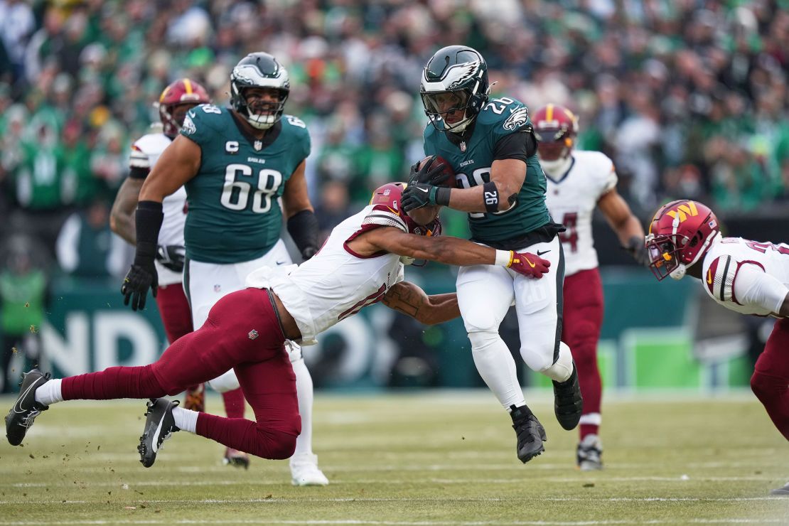 Philadelphia Eagles running back Saquon Barkley⁤ (No. 26) breaks ‌away from Washington Commanders⁤ safety Jeremy Chinn (No. 11) to score a touchdown.