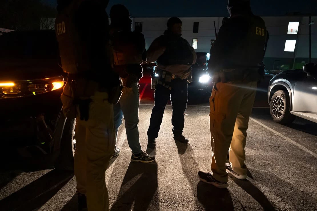Oficiales del ICE se reúnen para una reunión informativa antes de una operación de cumplimiento de la ley el 27 de enero en Silver Spring, Maryland.
