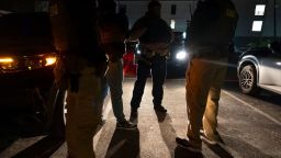 Funcionarios de ICE se reúnen para una sesión informativa antes de una operación de aplicación en Silver Spring, Maryland, en enero.
