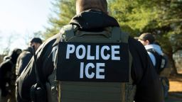Matt Elliston, director de la oficina de campo de Baltimore del Servicio de Inmigración y Control de Aduanas de Estados Unidos, escucha durante una sesión informativa el 27 de enero en Silver Spring, Maryland.