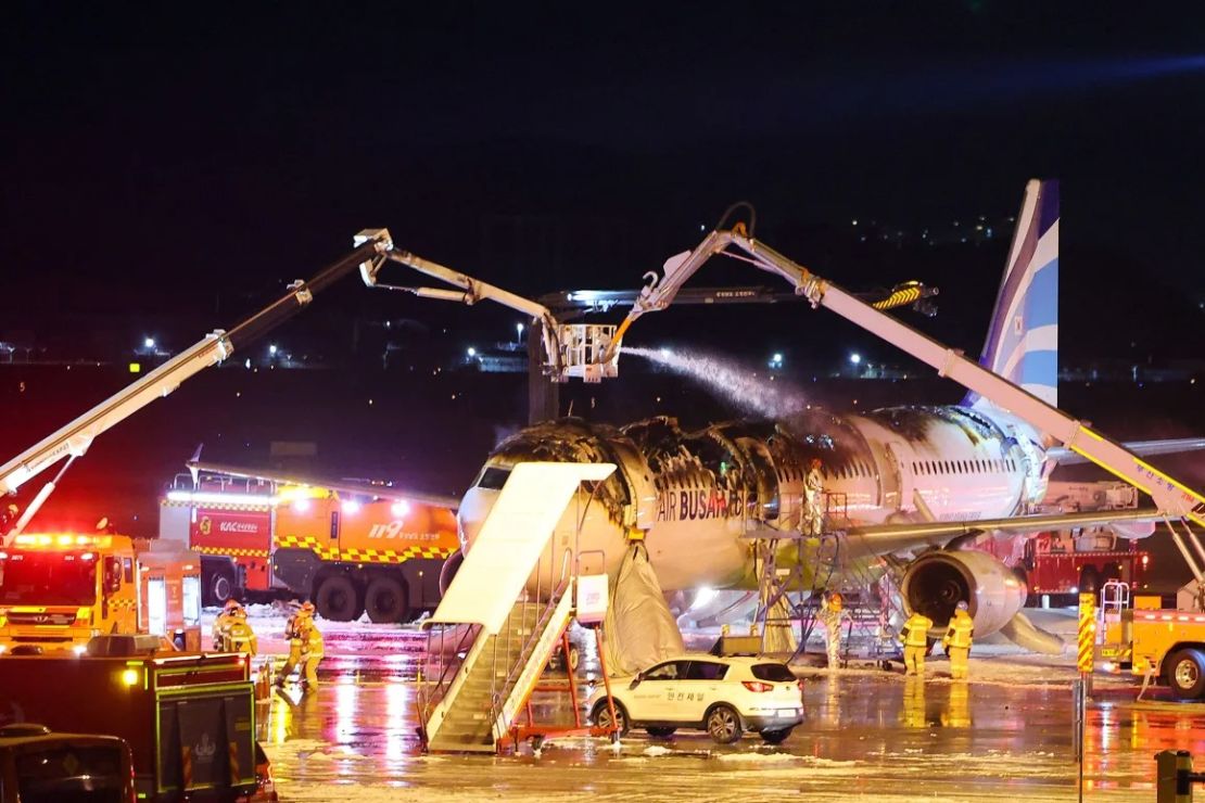Los investigadores descubrieron que un banco de energía con una batería de litio podría ser una posible fuente del incendio del avión de Air Busan en el Aeropuerto Internacional de Gimhae en Busan, Corea del Sur, el 28 de enero de 2025.