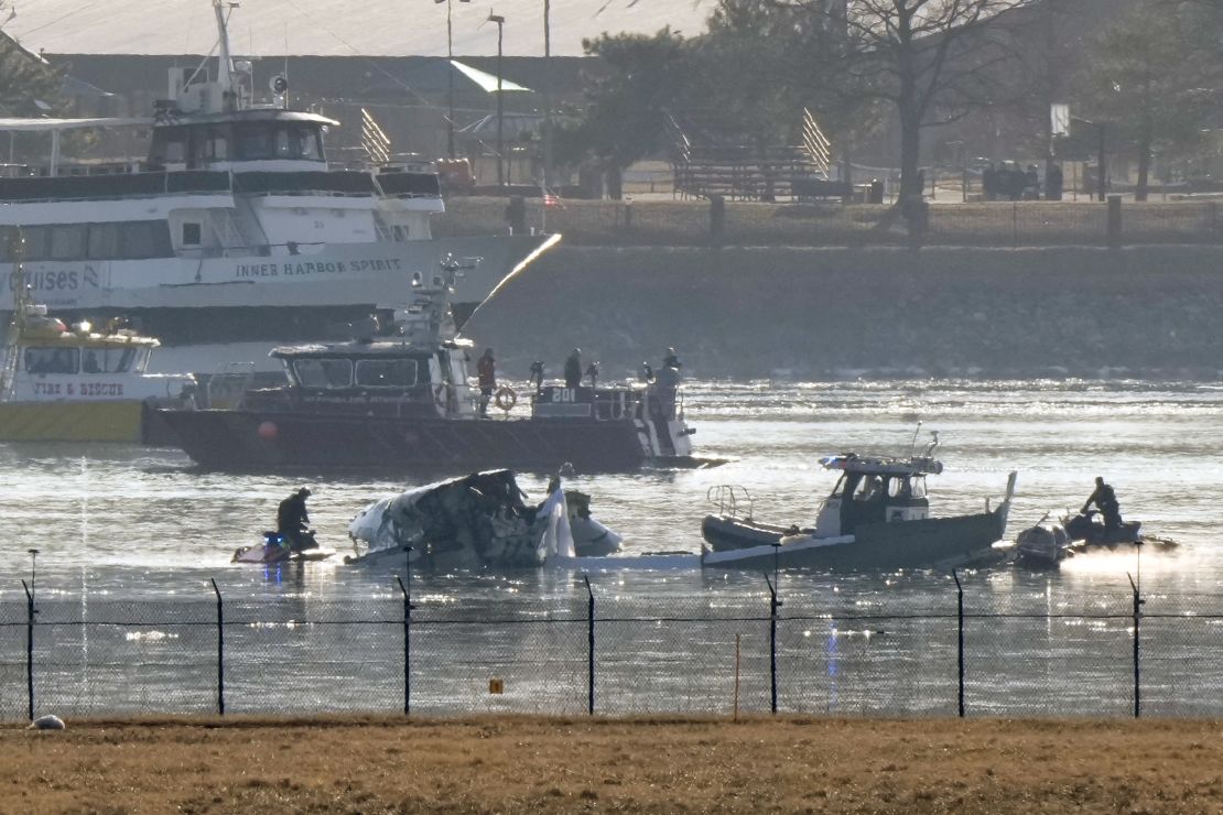 Zoek- en reddingsinspanningen worden gezien rond een wrakplaats in de Potomac -rivier op donderdagochtend na de nachtcrash van woensdag van een regionale jet en een legerhelikopter.