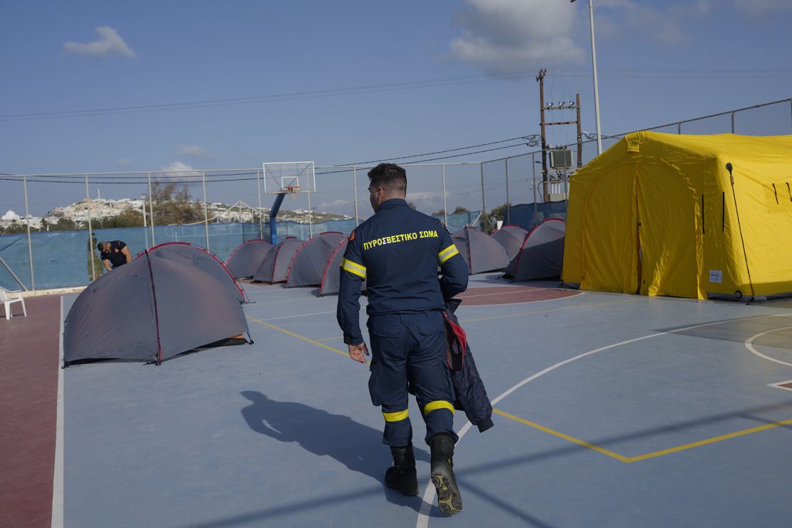 La tienda se instaló en un abrigo de baloncesto el lunes para apoyar los servicios de emergencia de Santorini.