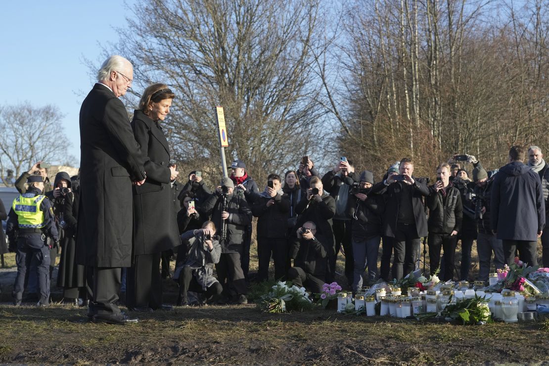 King Carl Gustaf and Queen Silvia lay flowers at a memorial by the campus in Örebro on Wednesday.