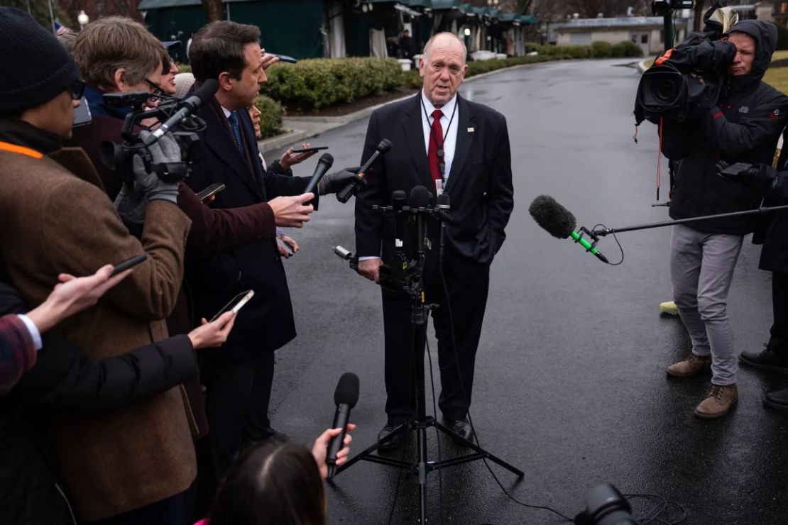 El "zar de la frontera" de la Casa Blanca, Tom Homan, habla con los periodistas en Washington el 6 de febrero.