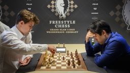 07 février 2025, Schleswig-Holstein, Wangels: Magnus Carlsen (LR), numéro un mondial dans le classement de la Fédération des échecs mondiaux, et Hikaru Nakamura, numéro trois mondial dans le classement des échecs de Chess du monde à la station de luxe privée de WEISSENAUS dans la station de luxe privée dans Wangels. Photo de: Gregor Fischer / Images d'alliance d'images / DPA / AP