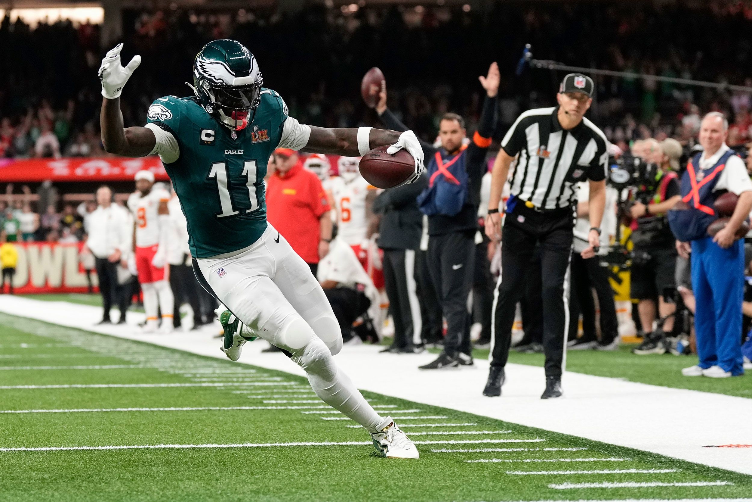 Eagles wide receiver A.J. Brown scores a touchdown near the end of the first half. The Eagles led 24-0 at halftime.