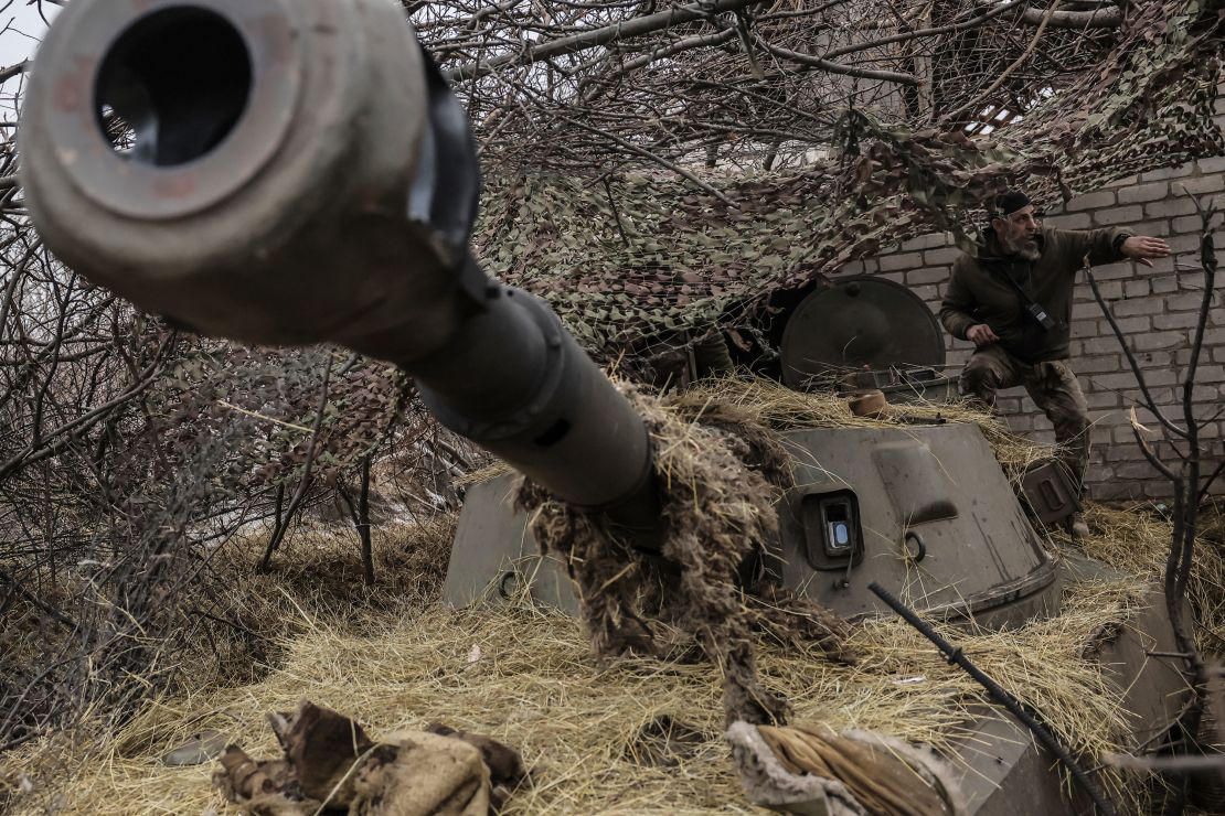 Ein ukrainischer Soldat bereitet sich am 7. Februar darauf vor, einen Haubitzen in der ukrainischen Donezk -Region in der ukrainischen Donezk -Region in der ukrainischen Donezk -Region zu entlassen.