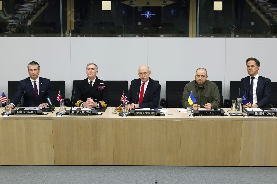 From left, the US Secretary of Defense, British Secretary of Defense Prime Minister Tony Ladakhanlev, British Secretary of Defense John Healy, Ukrainian Minister of Defense Rustem Umerov, and NATO Secretary-General Mark Latte attended a meeting of the Ukrainian Defence Contact Group at NATO headquarters. Wednesday in Brussels, Belgium.