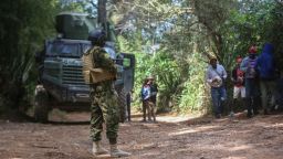 IMAGEN DE ARCHIVO: Un agente de policía keniano patrulla un área en el vecindario Kenscoff de Puerto Príncipe, Haití, el 13 de febrero de 2025.