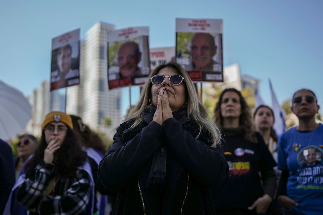 İsrailliler, Cumartesi günü Sagui Dekel-Chen, Alexandre Troufanov ve Iair Horn'un serbest bırakılmasını beklemek üzere Tel Aviv'deki Rehineler Meydanı'nda toplandılar.