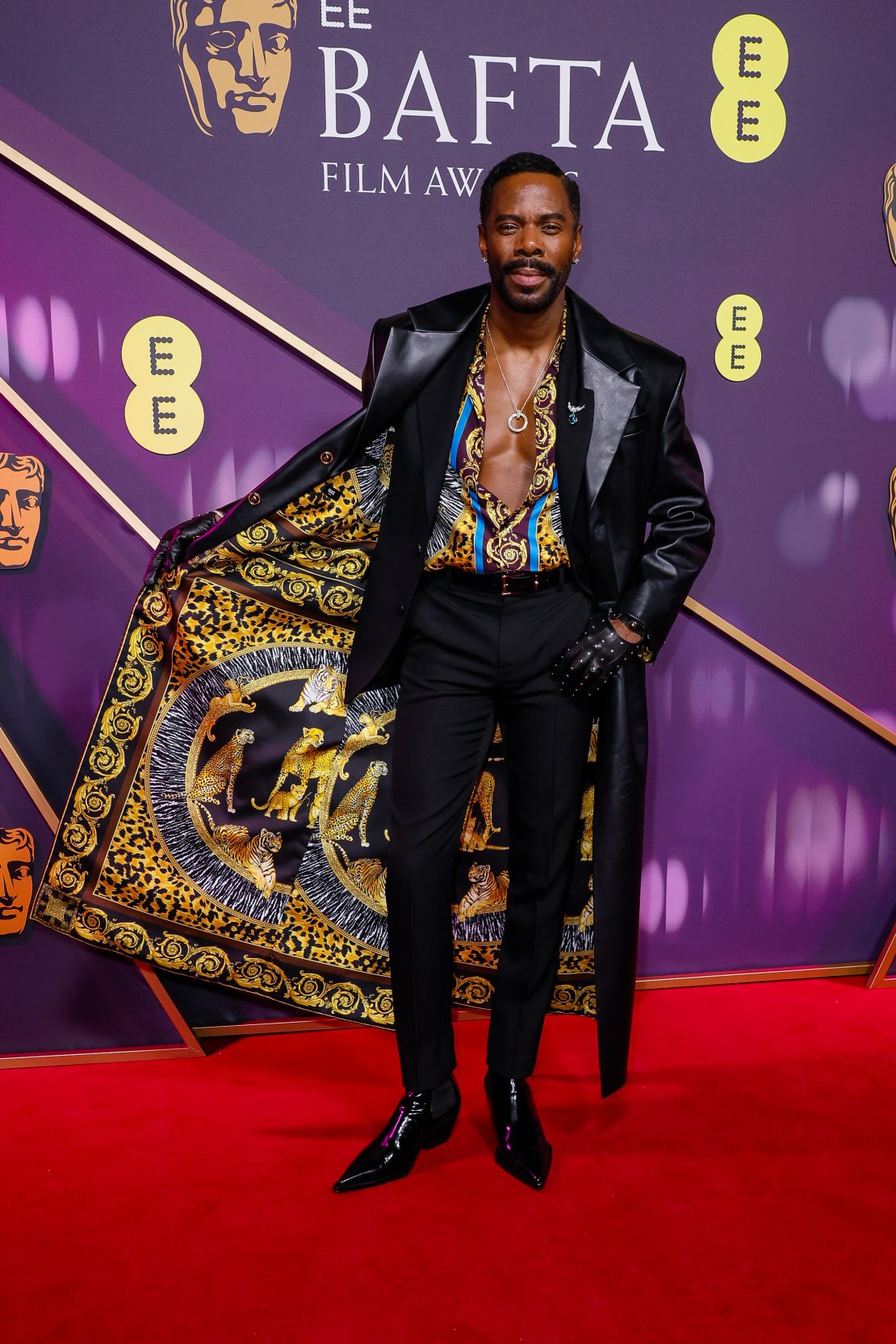 Coleman Domingo's Versace Silk Shirt en lederen jas, compleet met sierlijke diergedrukte voering, was een van de meer gedurfde looks van de avond.