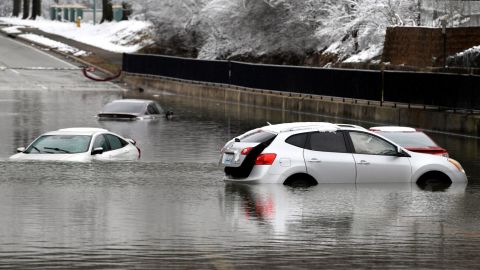Coches en Louisville, Kentucky, el domingo.