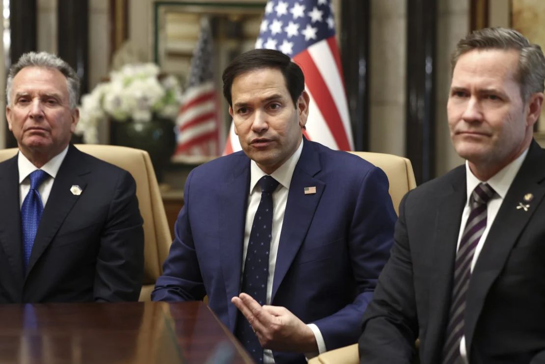 El secretario de Estado de EE.UU., Marco Rubio, el asesor de Seguridad Nacional de EE.UU., Mike Waltz, y el enviado de EE.UU. para el Medio Oriente, Steve Witkoff, asisten a una entrevista después de reunirse con funcionarios rusos en Riad, Arabia Saudita.