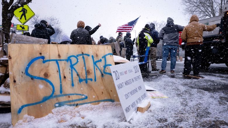 Los funcionarios de prisiones en huelga se reúnen frente al centro penitenciario de Auburn, en Auburn, Nueva York, el 20 de febrero.
