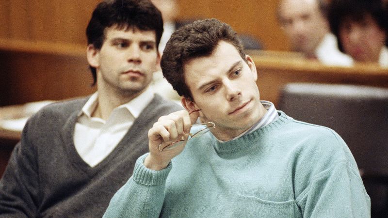 Ерик и Лайл Менендес се възмущават на 50 години, отваряйки вратата за възможна условно освобождаване, съдия правила 