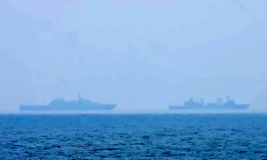Це зображення, взяте з відео, опубліковане Міністерством національної оборони Тайваню, показує те, що, за його словами, китайські військові кораблі проводять навчання біля узбережжя західного Тайваню 26 лютого.