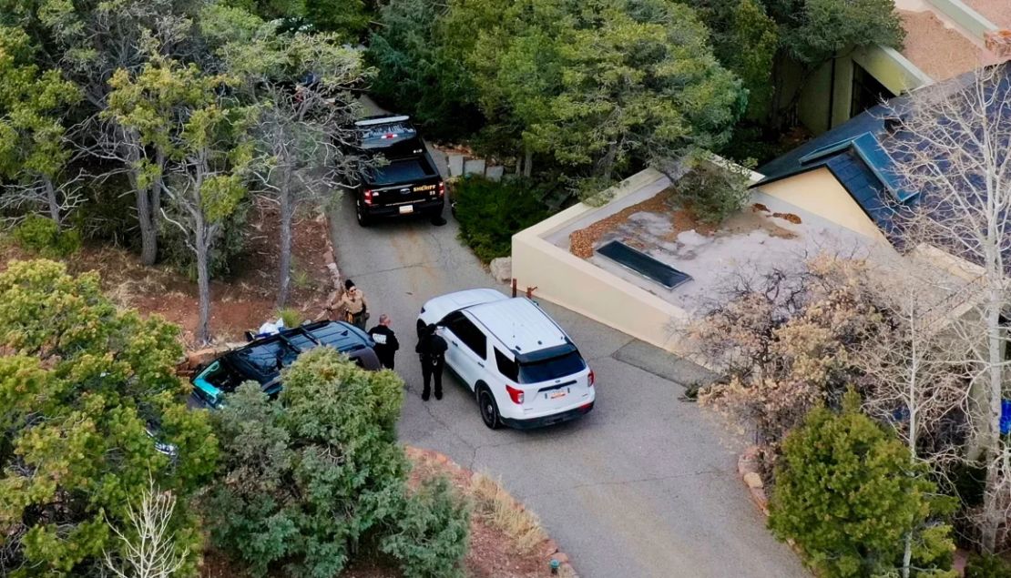 Funcionarios de la ley hablan afuera de la casa del actor Gene Hackman el jueves, 27 de febrero de 2025 en Santa Fe, Nuevo México. Hackman, su esposa Betsy Arakawa y su perro fueron encontrados muertos en la casa un día antes.