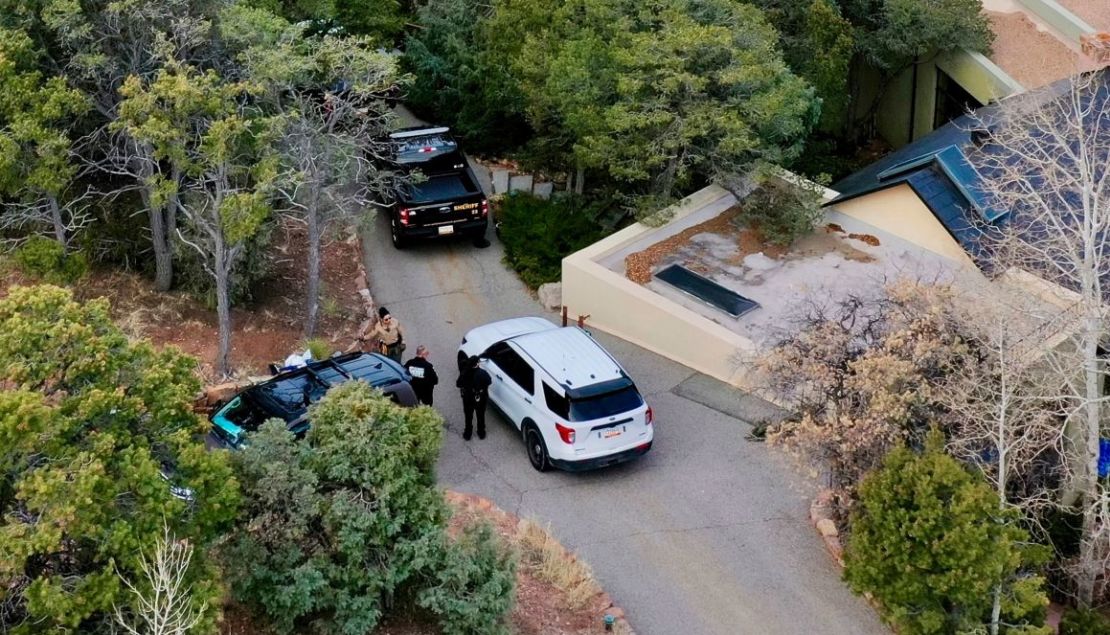 Agentes del orden público frente a la casa del actor Gene Hackman y Betsy Arakawa en Santa Fe, Nuevo México.