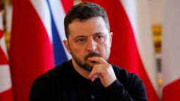 El presidente de Ucrania, Volodymyr Zelensky, asiste a una cumbre sobre Ucrania y la seguridad europea en Lancaster House en Londres el domingo 2 de marzo.