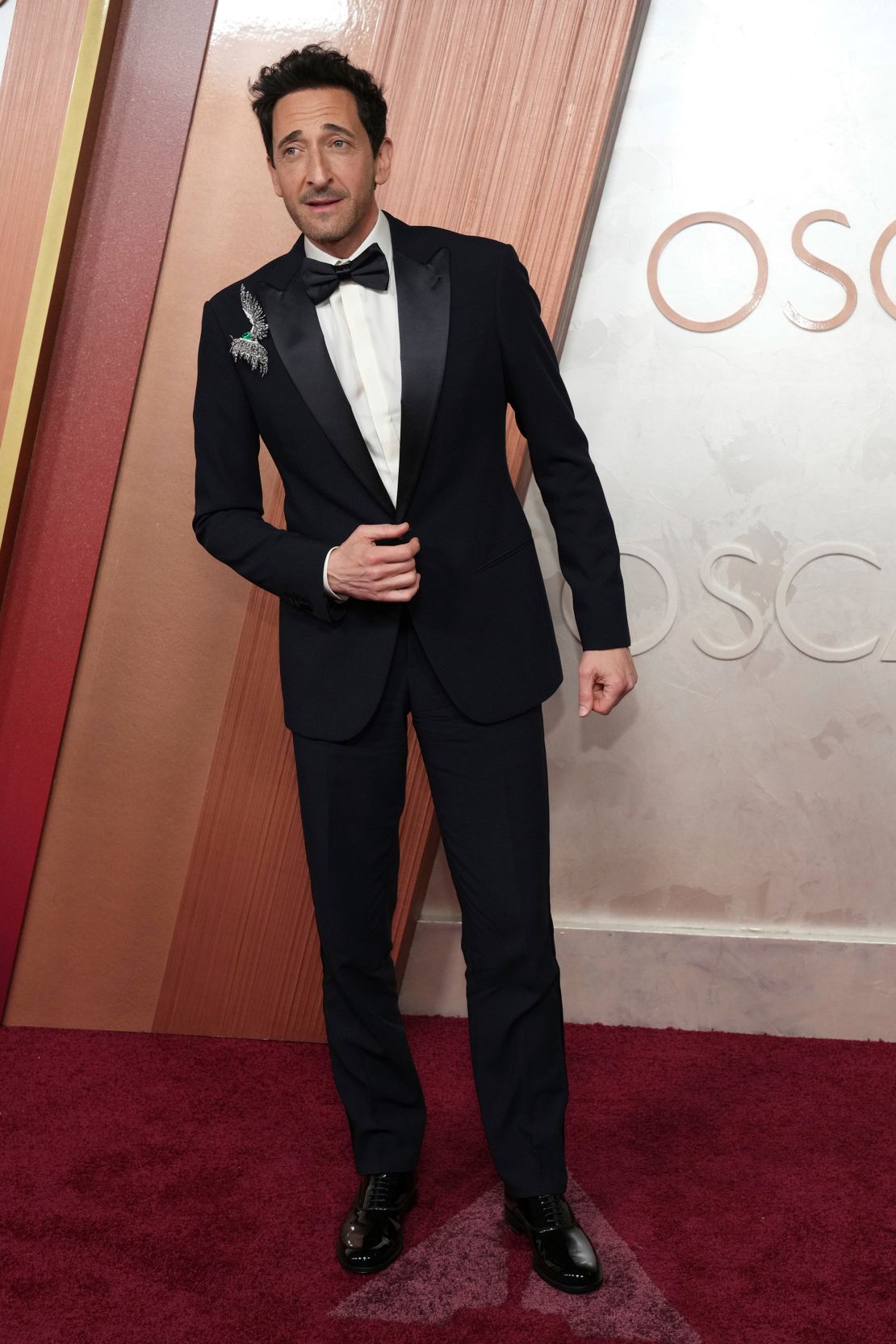 Adrien Brody, who went on to win the Best Actor Oscar, accessorized his classic black-tie look with a statement brooch.