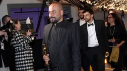 Hamdan Balla, Yuval Abraham y Basel Adra, ganadores del premio al mejor largometraje documental por "No Other Land", asisten al Governors Ball tras los Oscar el 2 de marzo en Los Ángeles.