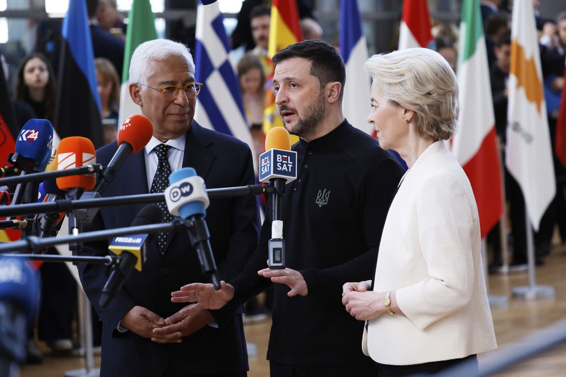 Ukrainian leader Volodymyr Zelensky speaks with European Commission chief Ursula von der Leyen and European Council President Antonio Costa at the EU summit in Brussels on Thursday.