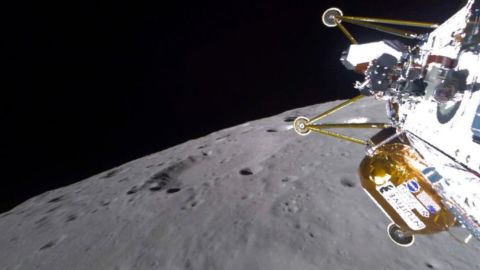 La misión Intuitive Machines IM-2 se encuentra en órbita lunar baja en esta foto publicada el lunes.