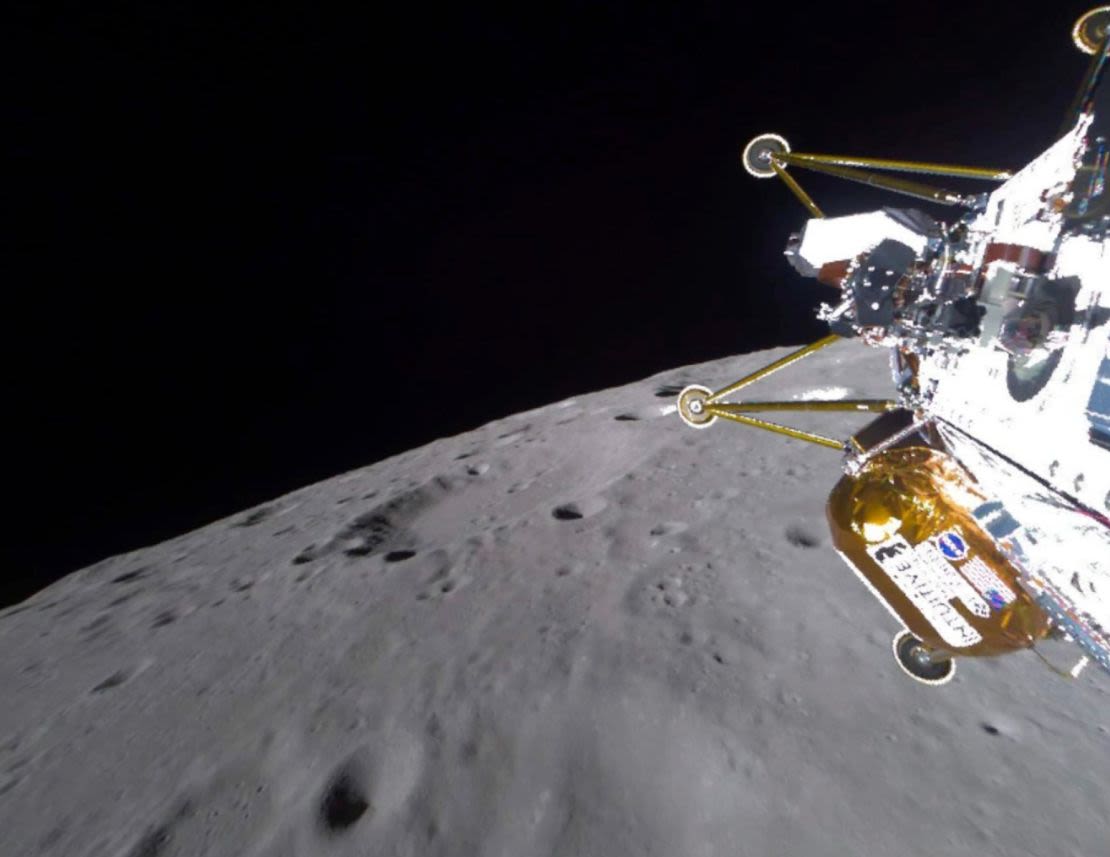 La misión Intuitive Machines IM-2 se encuentra en órbita lunar baja en esta foto publicada el lunes.