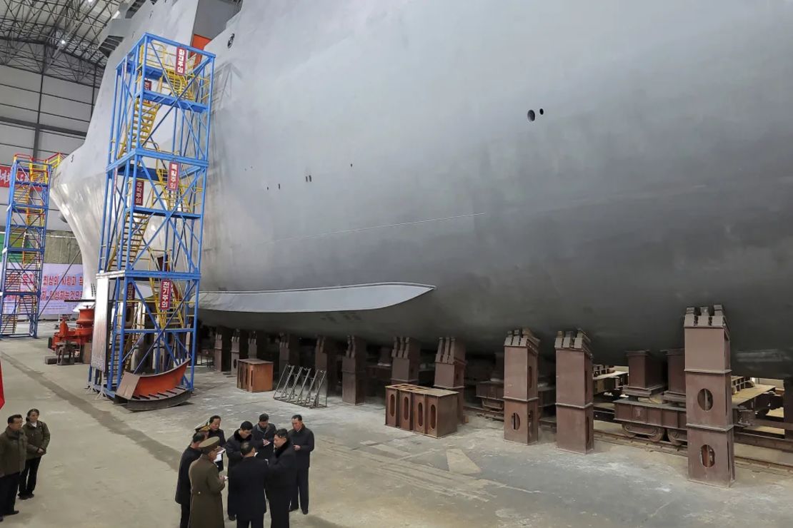 El líder de Corea del Norte, Kim Jong Un (abajo a la derecha), visita un astillero que construye buques de guerra en un lugar no revelado, en una foto facilitada por el Gobierno norcoreano el 8 de marzo de 2025.