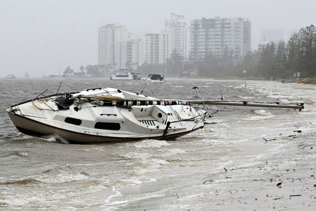 Un yate fue arrastrado a tierra en Labrador en Gold Coast, Australia, el 8 de marzo de 2025.