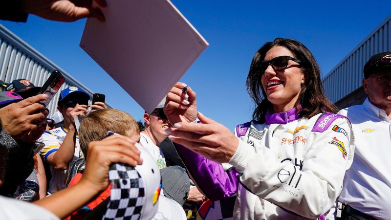 Katherine Legge става първа жена, която се състезава в серията на NASCAR Cup от 2018 г. 