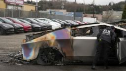 Un miembro del Departamento de Bomberos de Seattle inspecciona un Tesla Cybertruck quemado en Seattle el 10 de marzo de 2025.
