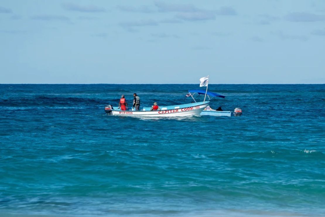 Barcos de defensa civil buscan Konanki el 10 de marzo.