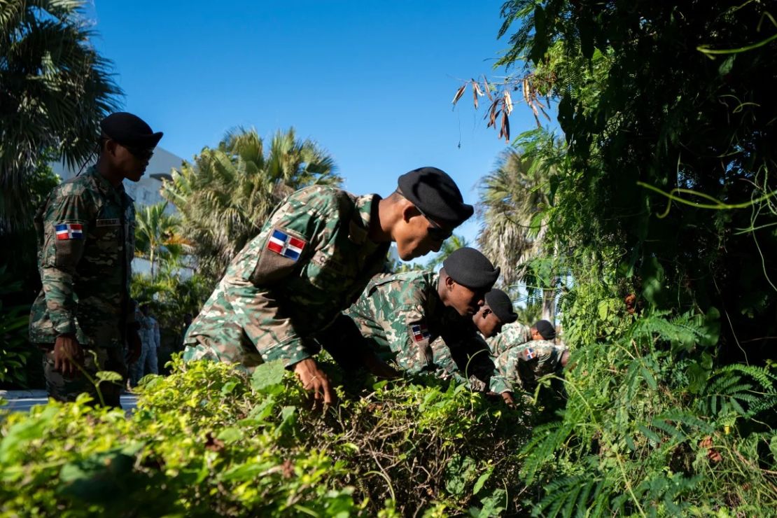 Personal militar busca a Sudiksha Konanki en Punta Cana, República Dominicana, el 10 de marzo.