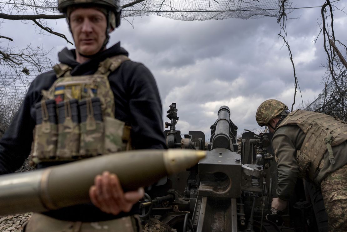 Los militares ucranianos de la Brigada Jartia están preparando obús M101 antes de disparar hacia las posiciones rusas en la región de Kharkiv, Ucrania, el miércoles 12 de marzo de 2025.