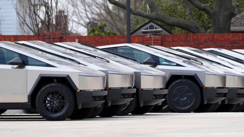 Tesla да си припомни повече от 46 000 кибера поради издаване на външен панел 