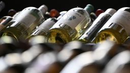 Botellas de vino se exhiben en una licorería de Nueva York el 13 de marzo.