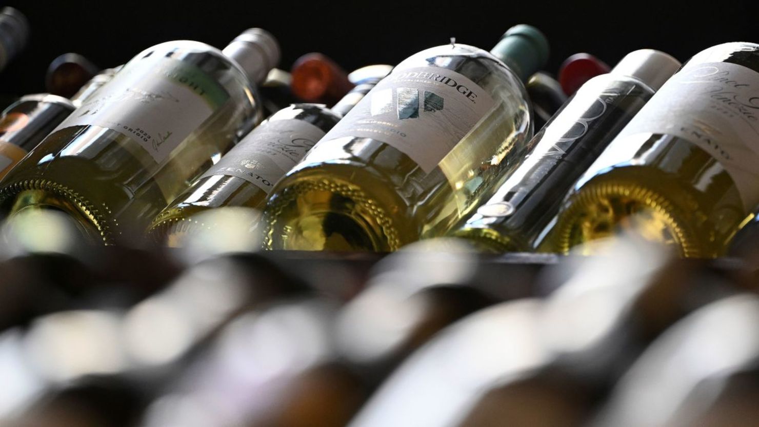 Botellas de vino se exhiben en una licorería de Nueva York el 13 de marzo.
