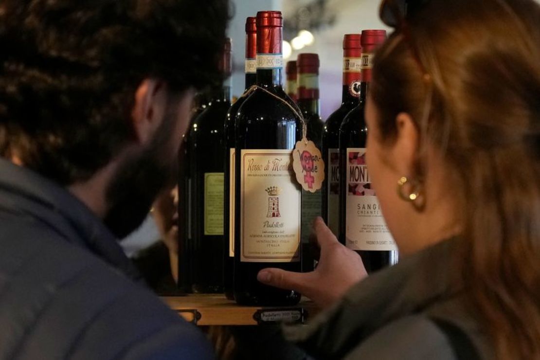 Carlos Olivares y Morgan Berry observan una botella de Padelletti Rosso di Montalcino Riserva, de fabricación italiana, en DECANTsf Bottle Shop and Bar en San Francisco el 13 de marzo.
