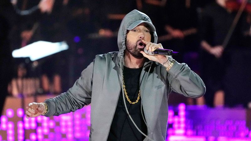 Бивш студиен инженер е натоварен с кражба на неиздадена музика на Eminem и продажба на онлайн 