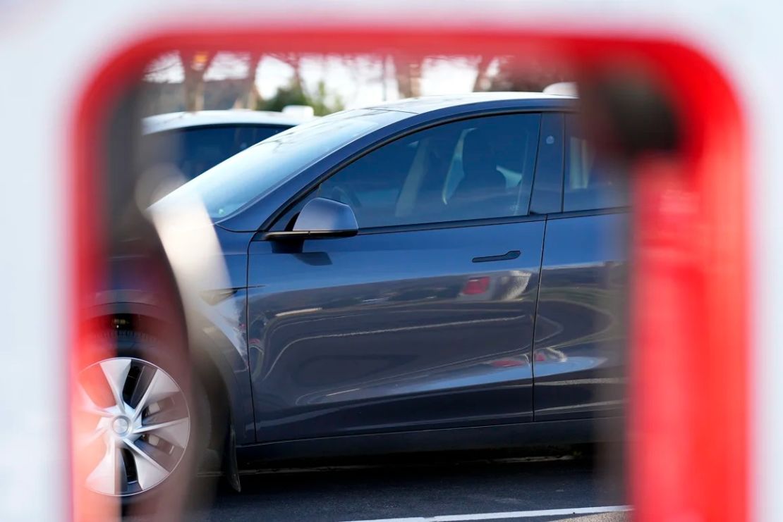 Un modelo Y de Tesla utiliza un supercargador de nivel 3, el 19 de marzo de 2025, en Kennesaw, Georgia.